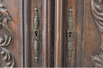オランダアンティーク　クラシカルな佇まいの彫刻キャビネット(サイドキャビネット、サイドボード、戸棚、収納棚、カウンターテーブル)(R-072031)