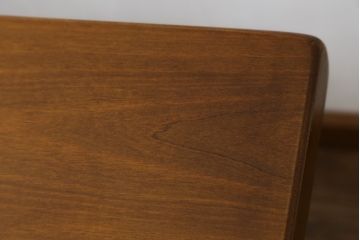 中古　美品!!　バロッサバレンティ(VARO,S.A. VALENTI)　しっかりとした脚のつくりが魅力的なダイニングテーブル(4人掛け、6人掛け、食卓)(定価約105万円)(R-072034)