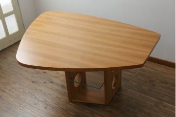 中古　美品　TECTA(テクタ)　チェリー材　モダンでユニークなデザインがお洒落なテーブル(M21、ダイニングテーブル、4人掛け、6人掛け)(定価約65万円)(R-072038)