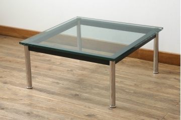 中古　Cassina(カッシーナ)　ル・コルビュジエ(Le Corbusier)　10 TABLE EN TUBE(ターブル アン テューブ)　スタイリッシュな佇まいが魅力的なガラスのローテーブル(リビングテーブル、センターテーブル)(定価約38万円)(R-072041)