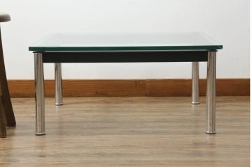 中古　Cassina(カッシーナ)　ル・コルビュジエ(Le Corbusier)　10 TABLE EN TUBE(ターブル アン テューブ)　スタイリッシュな佇まいが魅力的なガラスのローテーブル(リビングテーブル、センターテーブル)(定価約38万円)(R-072041)