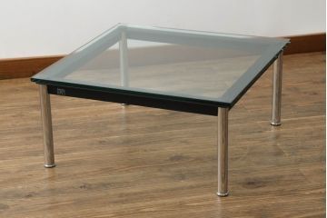 中古　Cassina(カッシーナ)　ル・コルビュジエ(Le Corbusier)　10 TABLE EN TUBE(ターブル アン テューブ)　スタイリッシュな佇まいが魅力的なガラスのローテーブル(リビングテーブル、センターテーブル)(定価約38万円)(R-072041)