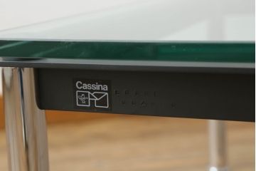 中古　Cassina(カッシーナ)　ル・コルビュジエ(Le Corbusier)　10 TABLE EN TUBE(ターブル アン テューブ)　スタイリッシュな佇まいが魅力的なガラスのローテーブル(リビングテーブル、センターテーブル)(定価約38万円)(R-072041)