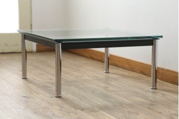 中古　Cassina(カッシーナ)　ル・コルビュジエ(Le Corbusier)　10 TABLE EN TUBE(ターブル アン テューブ)　スタイリッシュな佇まいが魅力的なガラスのローテーブル(リビングテーブル、センターテーブル)(定価約38万円)(R-072041)