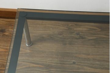 中古　Cassina(カッシーナ)　ル・コルビュジエ(Le Corbusier)　10 TABLE EN TUBE(ターブル アン テューブ)　スタイリッシュな佇まいが魅力的なガラスのローテーブル(リビングテーブル、センターテーブル)(定価約38万円)(R-072041)