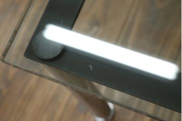 中古　Cassina(カッシーナ)　ル・コルビュジエ(Le Corbusier)　10 TABLE EN TUBE(ターブル アン テューブ)　スタイリッシュな佇まいが魅力的なガラスのローテーブル(リビングテーブル、センターテーブル)(定価約38万円)(R-072041)