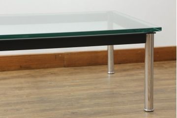 中古　Cassina(カッシーナ)　ル・コルビュジエ(Le Corbusier)　10 TABLE EN TUBE(ターブル アン テューブ)　スタイリッシュな佇まいが魅力的なガラスのローテーブル(リビングテーブル、センターテーブル)(定価約38万円)(R-072041)
