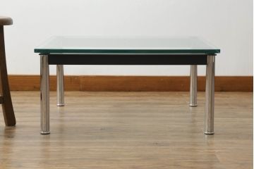 中古　Cassina(カッシーナ)　ル・コルビュジエ(Le Corbusier)　10 TABLE EN TUBE(ターブル アン テューブ)　スタイリッシュな佇まいが魅力的なガラスのローテーブル(リビングテーブル、センターテーブル)(定価約38万円)(R-072041)