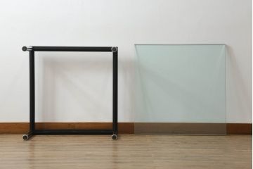 中古　Cassina(カッシーナ)　ル・コルビュジエ(Le Corbusier)　10 TABLE EN TUBE(ターブル アン テューブ)　スタイリッシュな佇まいが魅力的なガラスのローテーブル(リビングテーブル、センターテーブル)(定価約38万円)(R-072041)