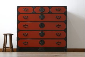 中古　美品!!　希少モデル　赤黒呂塗り　藤原塗り　朱塗り　色のコントラストが鮮やかで美しい岩谷堂箪笥(整理箪笥、収納箪笥、衣装箪笥、和箪笥、引き出し)(定価約110万円)(R-072046)