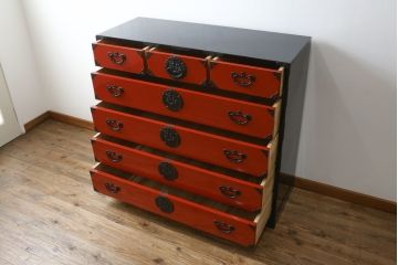 中古　美品!!　希少モデル　赤黒呂塗り　藤原塗り　朱塗り　色のコントラストが鮮やかで美しい岩谷堂箪笥(整理箪笥、収納箪笥、衣装箪笥、和箪笥、引き出し)(定価約110万円)(R-072046)