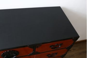中古　美品!!　希少モデル　赤黒呂塗り　藤原塗り　朱塗り　色のコントラストが鮮やかで美しい岩谷堂箪笥(整理箪笥、収納箪笥、衣装箪笥、和箪笥、引き出し)(定価約110万円)(R-072046)