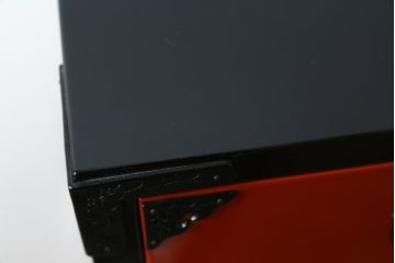 中古　美品!!　希少モデル　赤黒呂塗り　藤原塗り　朱塗り　色のコントラストが鮮やかで美しい岩谷堂箪笥(整理箪笥、収納箪笥、衣装箪笥、和箪笥、引き出し)(定価約110万円)(R-072046)