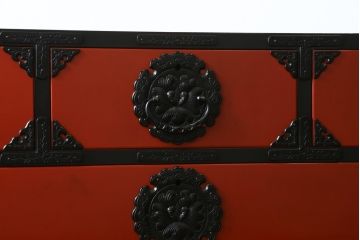 中古　美品!!　希少モデル　赤黒呂塗り　藤原塗り　朱塗り　色のコントラストが鮮やかで美しい岩谷堂箪笥(整理箪笥、収納箪笥、衣装箪笥、和箪笥、引き出し)(定価約110万円)(R-072046)