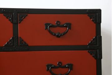 中古　美品!!　希少モデル　赤黒呂塗り　藤原塗り　朱塗り　色のコントラストが鮮やかで美しい岩谷堂箪笥(整理箪笥、収納箪笥、衣装箪笥、和箪笥、引き出し)(定価約110万円)(R-072046)