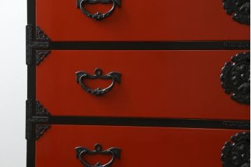 中古　美品!!　希少モデル　赤黒呂塗り　藤原塗り　朱塗り　色のコントラストが鮮やかで美しい岩谷堂箪笥(整理箪笥、収納箪笥、衣装箪笥、和箪笥、引き出し)(定価約110万円)(R-072046)