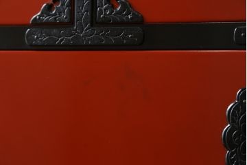 中古　美品!!　希少モデル　赤黒呂塗り　藤原塗り　朱塗り　色のコントラストが鮮やかで美しい岩谷堂箪笥(整理箪笥、収納箪笥、衣装箪笥、和箪笥、引き出し)(定価約110万円)(R-072046)