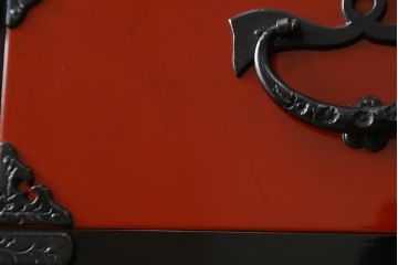 中古　美品!!　希少モデル　赤黒呂塗り　藤原塗り　朱塗り　色のコントラストが鮮やかで美しい岩谷堂箪笥(整理箪笥、収納箪笥、衣装箪笥、和箪笥、引き出し)(定価約110万円)(R-072046)