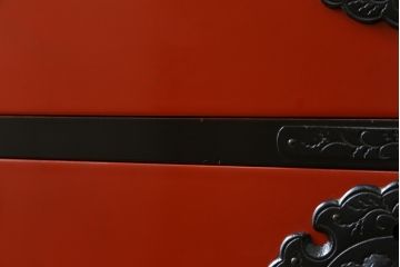 中古　美品!!　希少モデル　赤黒呂塗り　藤原塗り　朱塗り　色のコントラストが鮮やかで美しい岩谷堂箪笥(整理箪笥、収納箪笥、衣装箪笥、和箪笥、引き出し)(定価約110万円)(R-072046)