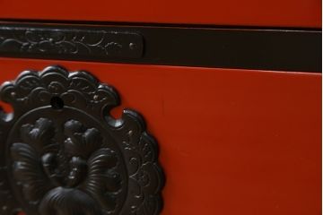 中古　美品!!　希少モデル　赤黒呂塗り　藤原塗り　朱塗り　色のコントラストが鮮やかで美しい岩谷堂箪笥(整理箪笥、収納箪笥、衣装箪笥、和箪笥、引き出し)(定価約110万円)(R-072046)