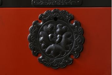 中古　美品!!　希少モデル　赤黒呂塗り　藤原塗り　朱塗り　色のコントラストが鮮やかで美しい岩谷堂箪笥(整理箪笥、収納箪笥、衣装箪笥、和箪笥、引き出し)(定価約110万円)(R-072046)
