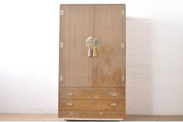 中古　国産　広島・府中家具　職人手造り　上品な意匠金具が目を引く総桐洋服タンス(ワードローブ、総桐箪笥、総桐たんす、衣装箪笥、引き出し)(R-072047)