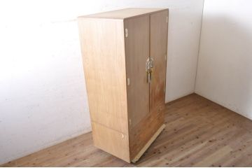 中古　国産　広島・府中家具　職人手造り　上品な意匠金具が目を引く総桐洋服タンス(ワードローブ、総桐箪笥、総桐たんす、衣装箪笥、引き出し)(R-072047)
