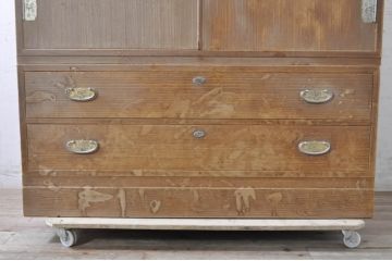 中古　国産　広島・府中家具　職人手造り　上品な意匠金具が目を引く総桐洋服タンス(ワードローブ、総桐箪笥、総桐たんす、衣装箪笥、引き出し)(R-072047)