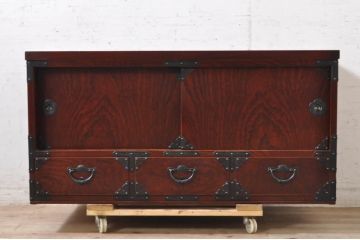 和製ビンテージ　高級品!!　手打ち金具　及川孝一(篁堂/コウドウ)作　木地呂塗り　欅(ケヤキ)材　玉杢　堂々とした佇まいが目を惹く岩谷堂箪笥ローボード(サイドボード、サイドキャビネット、リビングボード、テレビ台、テレビボード、収納棚、戸棚、ヴィンテージ)(R-072048)