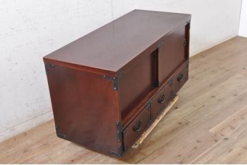 和製ビンテージ　高級品!!　手打ち金具　及川孝一(篁堂/コウドウ)作　木地呂塗り　欅(ケヤキ)材　玉杢　堂々とした佇まいが目を惹く岩谷堂箪笥ローボード(サイドボード、サイドキャビネット、リビングボード、テレビ台、テレビボード、収納棚、戸棚、ヴィンテージ)(R-072048)