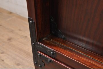和製ビンテージ　高級品!!　手打ち金具　及川孝一(篁堂/コウドウ)作　木地呂塗り　欅(ケヤキ)材　玉杢　堂々とした佇まいが目を惹く岩谷堂箪笥ローボード(サイドボード、サイドキャビネット、リビングボード、テレビ台、テレビボード、収納棚、戸棚、ヴィンテージ)(R-072048)