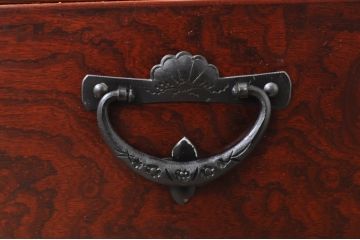 和製ビンテージ　高級品!!　手打ち金具　及川孝一(篁堂/コウドウ)作　木地呂塗り　欅(ケヤキ)材　玉杢　堂々とした佇まいが目を惹く岩谷堂箪笥ローボード(サイドボード、サイドキャビネット、リビングボード、テレビ台、テレビボード、収納棚、戸棚、ヴィンテージ)(R-072048)
