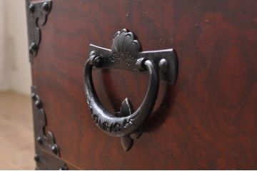 和製ビンテージ　高級品!!　手打ち金具　及川孝一(篁堂/コウドウ)作　木地呂塗り　欅(ケヤキ)材　玉杢　堂々とした佇まいが目を惹く岩谷堂箪笥ローボード(サイドボード、サイドキャビネット、リビングボード、テレビ台、テレビボード、収納棚、戸棚、ヴィンテージ)(R-072048)