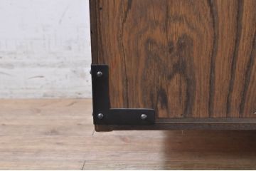和製ビンテージ　高級品!!　手打ち金具　及川孝一(篁堂/コウドウ)作　木地呂塗り　欅(ケヤキ)材　玉杢　堂々とした佇まいが目を惹く岩谷堂箪笥ローボード(サイドボード、サイドキャビネット、リビングボード、テレビ台、テレビボード、収納棚、戸棚、ヴィンテージ)(R-072048)