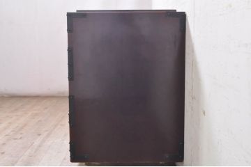和製ビンテージ　高級品!!　手打ち金具　及川孝一(篁堂/コウドウ)作　木地呂塗り　欅(ケヤキ)材　玉杢　天板リメイク　脚(台輪)付きリメイク　立派な龍(竜)の金具が目を惹く岩谷堂箪笥ローボード(ローチェスト、衣装箪笥、収納箪笥、整理箪笥、和箪笥、テレビ台、テレビボード、引き出し、ヴィンテージ)(R-072049)