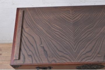 和製ビンテージ　高級品!!　手打ち金具　及川孝一(篁堂/コウドウ)作　木地呂塗り　欅(ケヤキ)材　玉杢　天板リメイク　脚(台輪)付きリメイク　立派な龍(竜)の金具が目を惹く岩谷堂箪笥ローボード(ローチェスト、衣装箪笥、収納箪笥、整理箪笥、和箪笥、テレビ台、テレビボード、引き出し、ヴィンテージ)(R-072049)