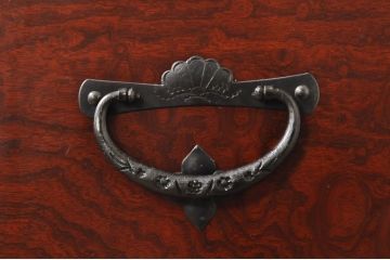 和製ビンテージ　高級品!!　手打ち金具　及川孝一(篁堂/コウドウ)作　木地呂塗り　欅(ケヤキ)材　玉杢　天板リメイク　脚(台輪)付きリメイク　立派な龍(竜)の金具が目を惹く岩谷堂箪笥ローボード(ローチェスト、衣装箪笥、収納箪笥、整理箪笥、和箪笥、テレビ台、テレビボード、引き出し、ヴィンテージ)(R-072049)