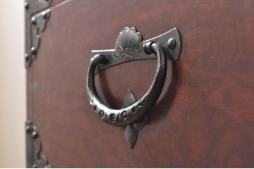 和製ビンテージ　高級品!!　手打ち金具　及川孝一(篁堂/コウドウ)作　木地呂塗り　欅(ケヤキ)材　玉杢　天板リメイク　脚(台輪)付きリメイク　立派な龍(竜)の金具が目を惹く岩谷堂箪笥ローボード(ローチェスト、衣装箪笥、収納箪笥、整理箪笥、和箪笥、テレビ台、テレビボード、引き出し、ヴィンテージ)(R-072049)