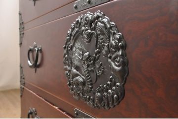 和製ビンテージ　高級品!!　手打ち金具　及川孝一(篁堂/コウドウ)作　木地呂塗り　欅(ケヤキ)材　玉杢　天板リメイク　脚(台輪)付きリメイク　立派な龍(竜)の金具が目を惹く岩谷堂箪笥ローボード(ローチェスト、衣装箪笥、収納箪笥、整理箪笥、和箪笥、テレビ台、テレビボード、引き出し、ヴィンテージ)(R-072049)