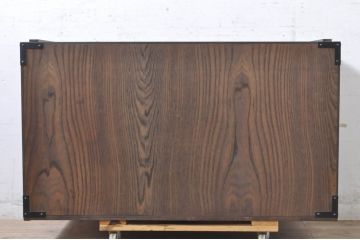 和製ビンテージ　高級品!!　手打ち金具　及川孝一(篁堂/コウドウ)作　木地呂塗り　欅(ケヤキ)材　玉杢　天板リメイク　脚(台輪)付きリメイク　立派な龍(竜)の金具が目を惹く岩谷堂箪笥ローボード(ローチェスト、衣装箪笥、収納箪笥、整理箪笥、和箪笥、テレビ台、テレビボード、引き出し、ヴィンテージ)(R-072049)