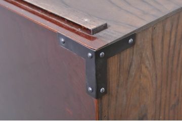 和製ビンテージ　高級品!!　手打ち金具　及川孝一(篁堂/コウドウ)作　木地呂塗り　欅(ケヤキ)材　玉杢　天板リメイク　脚(台輪)付きリメイク　立派な龍(竜)の金具が目を惹く岩谷堂箪笥ローボード(ローチェスト、衣装箪笥、収納箪笥、整理箪笥、和箪笥、テレビ台、テレビボード、引き出し、ヴィンテージ)(R-072049)