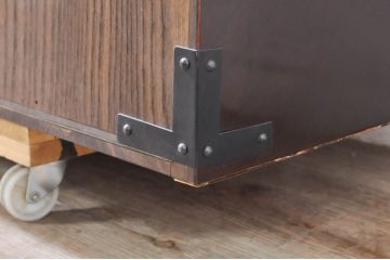 和製ビンテージ　高級品!!　手打ち金具　及川孝一(篁堂/コウドウ)作　木地呂塗り　欅(ケヤキ)材　玉杢　天板リメイク　脚(台輪)付きリメイク　立派な龍(竜)の金具が目を惹く岩谷堂箪笥ローボード(ローチェスト、衣装箪笥、収納箪笥、整理箪笥、和箪笥、テレビ台、テレビボード、引き出し、ヴィンテージ)(R-072049)