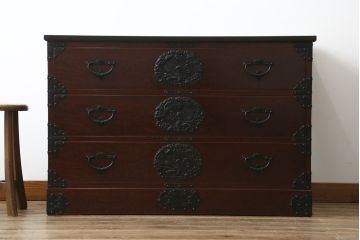 和製ビンテージ　高級品!!　手打ち金具　及川孝一(篁堂/コウドウ)作　木地呂塗り　欅(ケヤキ)材　玉杢　天板リメイク　立派な龍(竜)の金具が目を惹く岩谷堂箪笥ローボード(ローチェスト、衣装箪笥、収納箪笥、整理箪笥、和箪笥、テレビ台、テレビボード、引き出し、ヴィンテージ)(R-072050)