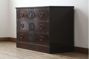 和製ビンテージ　高級品!!　手打ち金具　及川孝一(篁堂/コウドウ)作　木地呂塗り　欅(ケヤキ)材　玉杢　天板リメイク　立派な龍(竜)の金具が目を惹く岩谷堂箪笥ローボード(ローチェスト、衣装箪笥、収納箪笥、整理箪笥、和箪笥、テレビ台、テレビボード、引き出し、ヴィンテージ)(R-072050)