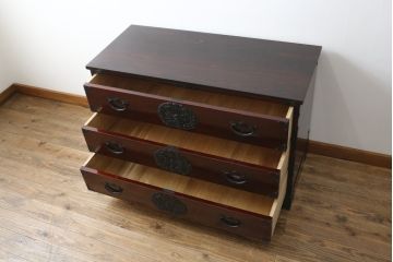 和製ビンテージ　高級品!!　手打ち金具　及川孝一(篁堂/コウドウ)作　木地呂塗り　欅(ケヤキ)材　玉杢　天板リメイク　立派な龍(竜)の金具が目を惹く岩谷堂箪笥ローボード(ローチェスト、衣装箪笥、収納箪笥、整理箪笥、和箪笥、テレビ台、テレビボード、引き出し、ヴィンテージ)(R-072050)