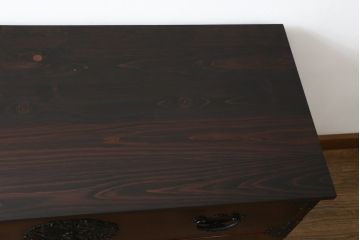 和製ビンテージ　高級品!!　手打ち金具　及川孝一(篁堂/コウドウ)作　木地呂塗り　欅(ケヤキ)材　玉杢　天板リメイク　立派な龍(竜)の金具が目を惹く岩谷堂箪笥ローボード(ローチェスト、衣装箪笥、収納箪笥、整理箪笥、和箪笥、テレビ台、テレビボード、引き出し、ヴィンテージ)(R-072050)