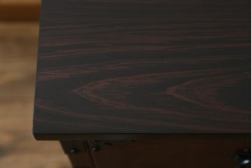 和製ビンテージ　高級品!!　手打ち金具　及川孝一(篁堂/コウドウ)作　木地呂塗り　欅(ケヤキ)材　玉杢　天板リメイク　立派な龍(竜)の金具が目を惹く岩谷堂箪笥ローボード(ローチェスト、衣装箪笥、収納箪笥、整理箪笥、和箪笥、テレビ台、テレビボード、引き出し、ヴィンテージ)(R-072050)