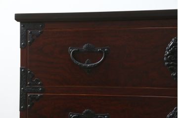 和製ビンテージ　高級品!!　手打ち金具　及川孝一(篁堂/コウドウ)作　木地呂塗り　欅(ケヤキ)材　玉杢　天板リメイク　立派な龍(竜)の金具が目を惹く岩谷堂箪笥ローボード(ローチェスト、衣装箪笥、収納箪笥、整理箪笥、和箪笥、テレビ台、テレビボード、引き出し、ヴィンテージ)(R-072050)