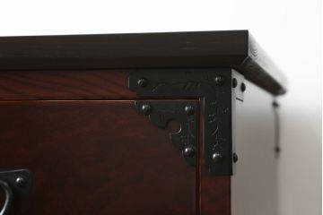 和製ビンテージ　高級品!!　手打ち金具　及川孝一(篁堂/コウドウ)作　木地呂塗り　欅(ケヤキ)材　玉杢　天板リメイク　立派な龍(竜)の金具が目を惹く岩谷堂箪笥ローボード(ローチェスト、衣装箪笥、収納箪笥、整理箪笥、和箪笥、テレビ台、テレビボード、引き出し、ヴィンテージ)(R-072050)
