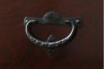 和製ビンテージ　高級品!!　手打ち金具　及川孝一(篁堂/コウドウ)作　木地呂塗り　欅(ケヤキ)材　玉杢　天板リメイク　立派な龍(竜)の金具が目を惹く岩谷堂箪笥ローボード(ローチェスト、衣装箪笥、収納箪笥、整理箪笥、和箪笥、テレビ台、テレビボード、引き出し、ヴィンテージ)(R-072050)